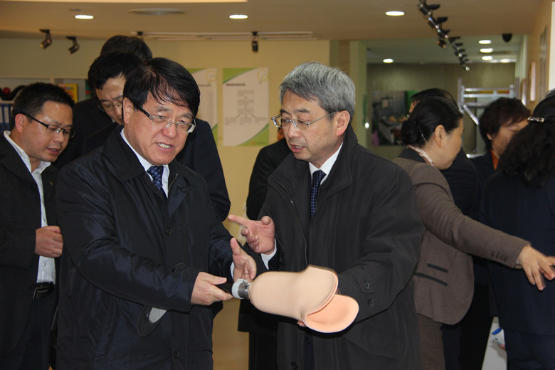 上海市优秀青年医师志愿者基地上海阳光康复中心挂牌成立