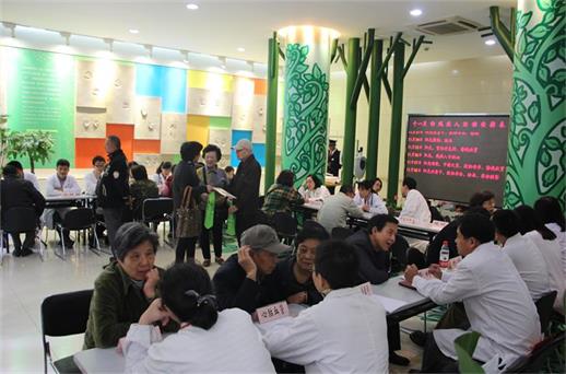 上海优秀青年医师志愿者在静安区阳光之家开展残障居民义诊专场
