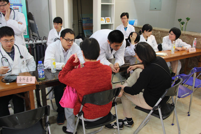 “上海青年医师培养资助计划—奉献爱心，健康静安”暨新一届“健康久久助老计划”大型公益义诊活动举行