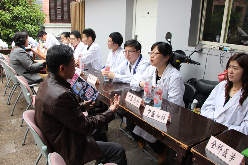“上海青年医师培养资助计划—奉献爱心，健康静安”暨新一届“健康久久助老计划”大型公益义诊活动举行
